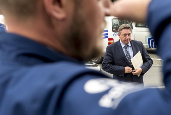 Minister Jambon beloofde de politie snel zwaarder en efficiënter te bewapenen (ook met machinegeweren).