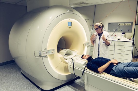 Een MR-scanner en een journalist, net voor het moment van de waarheid.