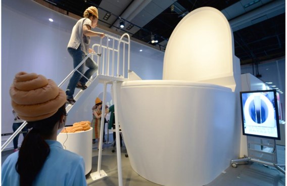Een reuzetoiletpot in een wetenschapsmuseum in Tokio. Ook in stoelen en zetels laten we darmbacteriën achter.