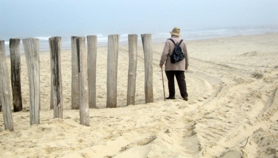 ‘De oude man en de zee.’ Het zou een beeld uit de videoclip van het gelijknamige lied van Dana Winner kunnen zijn. De eenzaamheid die uit de foto spreekt, is een vaak terugkerend thema in songs over oudere mensen.