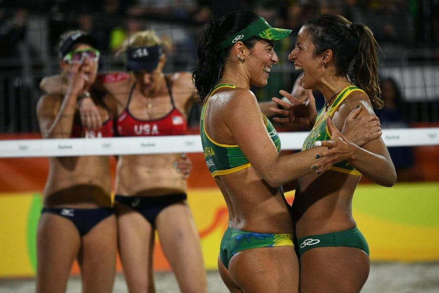 FOTO. Deze dames spelen finale beachvolleybal De Standaard
