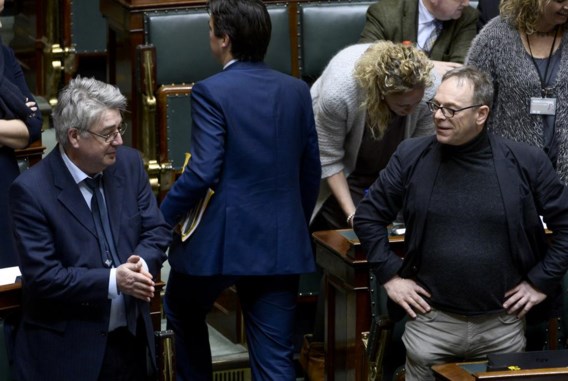 Hendrik Vuye (links, naast Peter De Roover in de Kamer) betreurde de ‘ondoordachte en vaak overbodige kreten’.