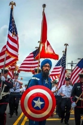 1. Vishavjit Singh met zijn vrouw Satpal, thuis in New York.2. Zijn Captain America-schild is een geschenk van zijn vrouw.3. Op 30 mei van dit jaar, tijdens de Memorial Day Parade in Great Neck, New York.4. Singh stuurt de Republikeinse presidentskandidaat Donald Trump elke dag een e-card met een gedicht en oude wijsheden.5 en 6. In een betoging tegen racisme op de eerste dag van de Republikeinse conventie in Cleveland.