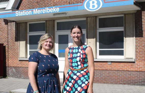 Noodplanambtenaren Hildegarde Dierens (Gent, l.) en Evy Nachtergaele (Merelbeke) volgen de werkzaamheden op de voet.