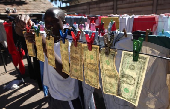 Een geldwasmachine in Zimbabwe wast de vuilste Amerikaanse dollars schoon. 