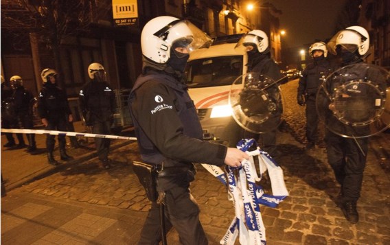 De arrestatie van Salah Abdeslam in Molenbeek. Een noodplán is er, over de noodtoestand wijzen nog niet alle neuzen in dezelfde richting.