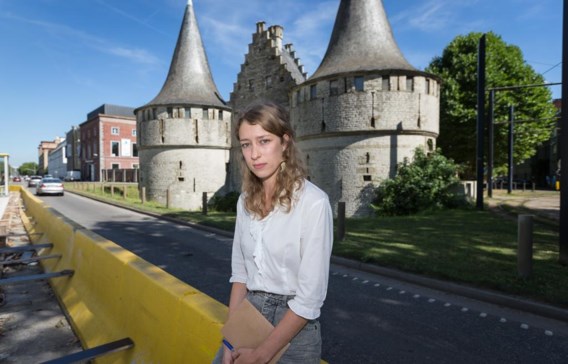 Laura Vroom trekt met een notitieboekje door het Rabot. ‘Samen emmeren kan ook verbinden. En het lucht op.’