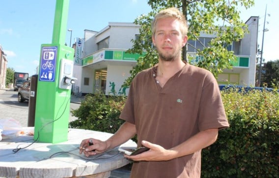 Victor Schelkens kampeerde aan de oplaadpaal om zijn smartphone te kunnen blijven gebruiken.