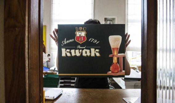 Kwak, geserveerd in een karakteristiek bolglas, is een van succesproducten van brouwerij Bosteels.