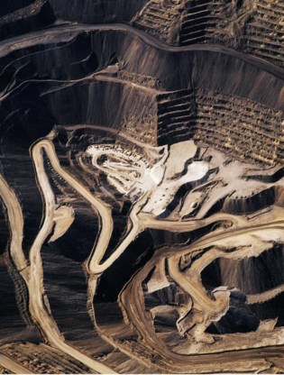 Een natuurramp? Tja, de mens heeft bijvoorbeeld de halve wereld onder beton en asfalt gelegd, of opengebroken en opgegraven door mijnbouw.