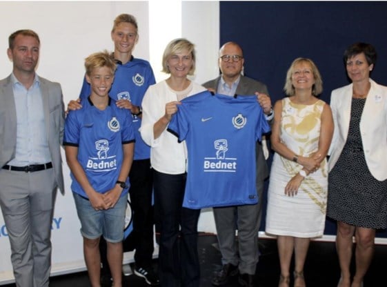 De voorzitter van Club Brugge, Bart Verhaeghe, overhandigde de Bednet-shirts aan Ward, die het systeem drie jaar gebruikte, en aan minister Hilde Crevits.