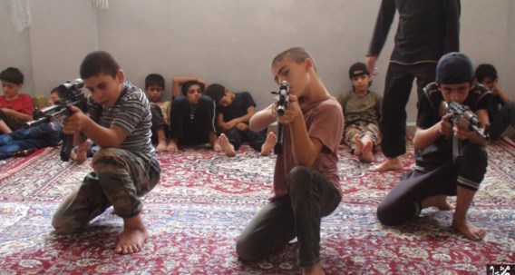 IS-kinderen krijgen een militaire opleiding.