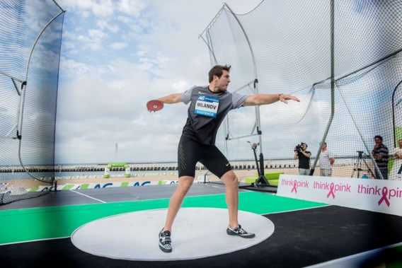 <p>Discuswerpen op het strand van Oostende.<span class="credit">Simon Mouton</span></p>