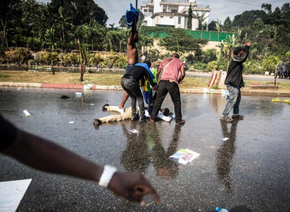 Aanhangers van opposant Ping werden beschoten door de oproerpolitie. Foto: Libreville.