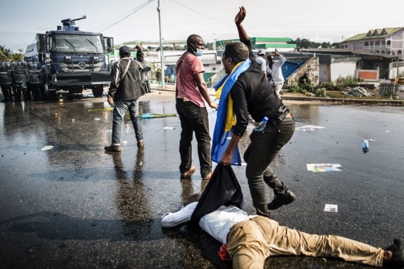 <p>Bij rellen in de hoofdstad Libreville clashte de oproerpolitie met aanhangers van de oppositie.<span class="credit">afp</span></p>