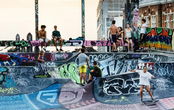 Skatepark Ursulinen in Brussel. Het is niet in de klas, maar in de vrije tijd dat de vriendschapsbanden gesmeed worden.
