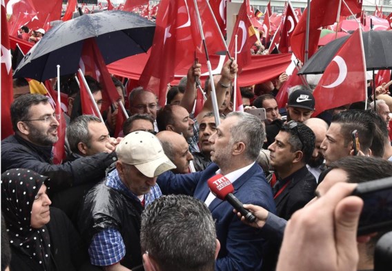 Metin Külünk bij een demonstratie in Keulen tegen de mislukte coup. Hij gaat morgen naar een gelijkaardige bijeenkomst in Beringen. 