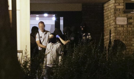 De Franse politie pakt een van de vrouwen op in Boussy-Saint-Antoine.