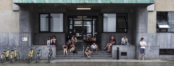 Op basis van de cijfers van precies 1 jaar geleden lokken de universiteiten minder volk. Maar het academiejaar start pas over twee weken.