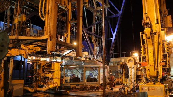Het werk op het boorschip Chikyu gaat dag en nacht door.