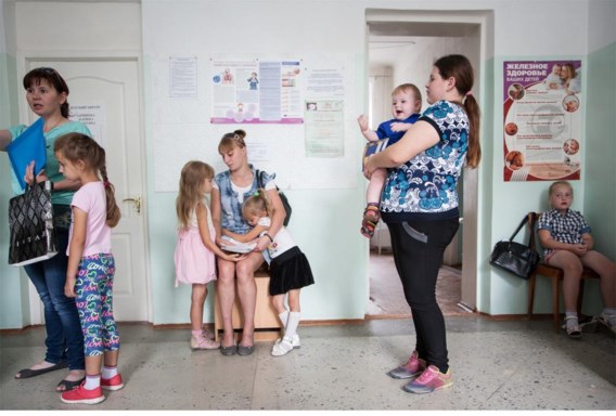 Ongeruste ouders brengen hun kuchende kroost naar het ziekenhuis.