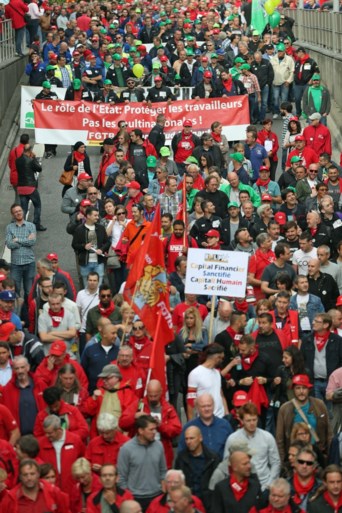 Duizenden mensen manifesteren tegen Caterpillar in Charleroi