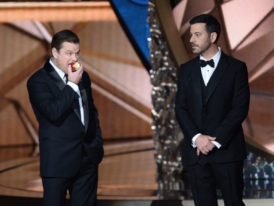 <p>Matt Damon eet een appeltje tijdens de Emmy’s. Speciaal om gastheer Jimmy Kimmel te jennen.<span class="credit">photo news</span></p>