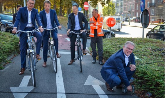 De kabinetschef van minister Ben Weyts, Bart Van Camp, plaatste gisteren één van de vele fietstelpunten in Leuven.