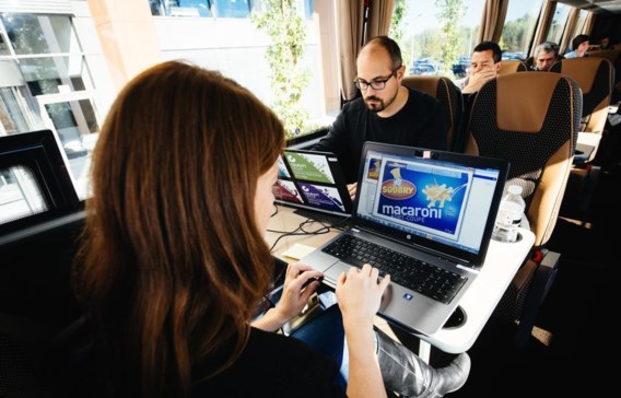 Het Office on Wheels van Colruyt biedt pendelaars koffie, wifi en een printer. Reserveren verplicht.