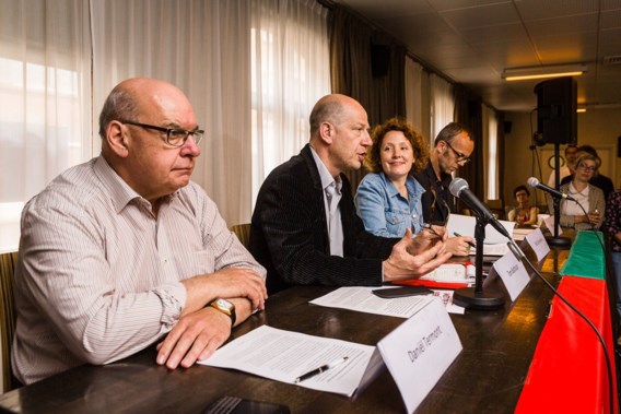 <p>Burgemeester Termont, SP.A-lijstrekker Tom Balthazar en kartelpartners Elke Decruyenaere en Filip Watteeuw (beiden van Groen) gaven zaterdag een persconferentie over hun kartel.<span class="credit">belga</span></p>