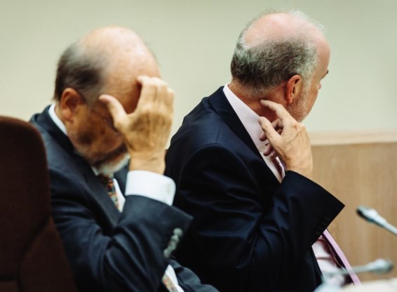 Luc Coene, voormalig gouverneur, en Jan Smets, huidig gouverneur van de Nationale Bank.