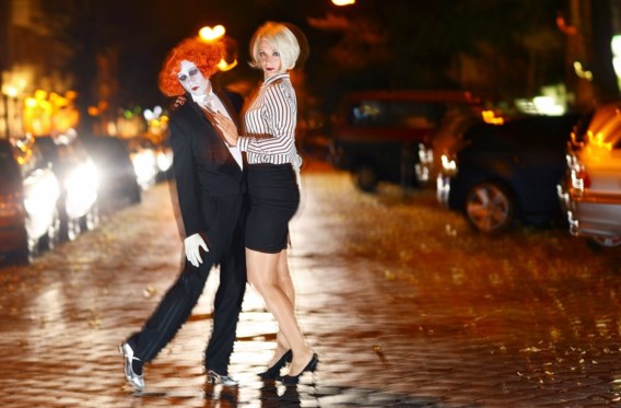 <p>Kunstenaar Le Pustra en party-organisator Else Edelstahl strike a pose in de Simon Dachstraat. Else Edelstahl organiseert ‘Boheme Sauvage’-feestjes, waar de dresscode jaren twintig is.<span class="credit"></span></p>