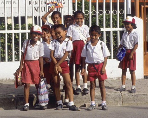 ‘Canon’ of ‘kanon’: voor deze kinderen op Ambon is er geen verschil.