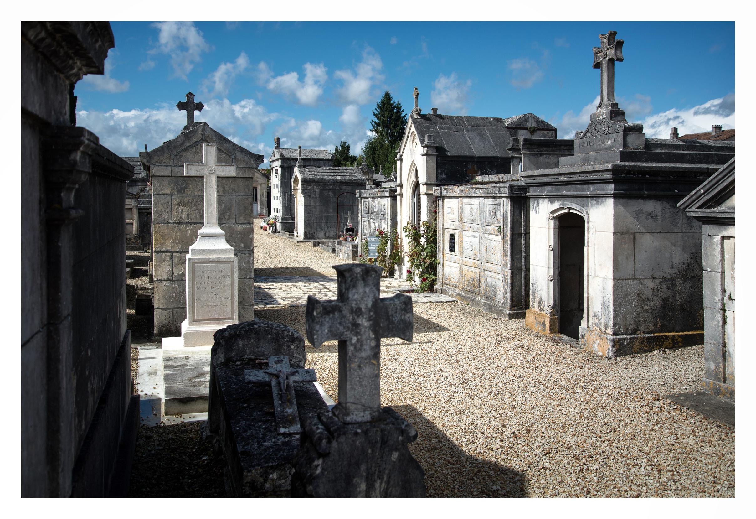JARNAC CIMETIÈRE DES GRAND’MAISONS De Standaard