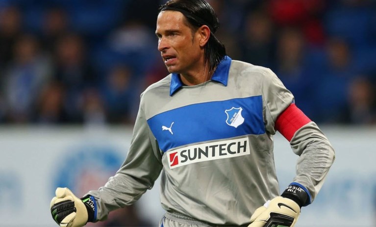 Ex-voetballer Tim Wiese maakt indrukwekkend debuut in worstelring