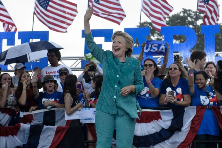 Hillary Clinton vindt plezier in de regen tijdens speech