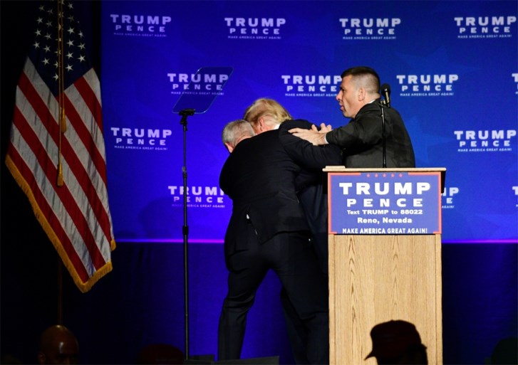 Trump in allerijl van podium gehaald