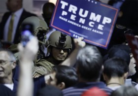 Trump in allerijl van podium gehaald