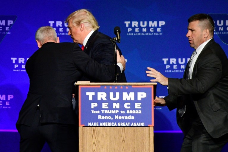 Trump in allerijl van podium gehaald