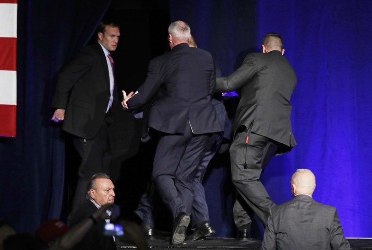 Trump in allerijl van podium gehaald