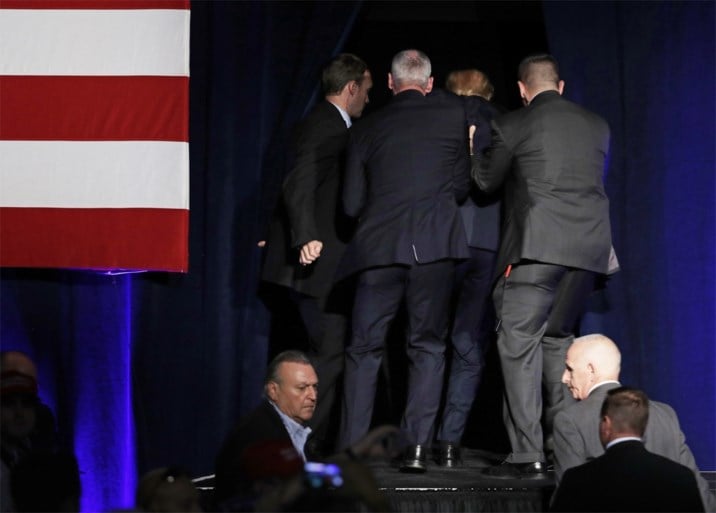 Trump in allerijl van podium gehaald