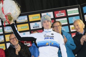 Van der Poel soleert naar vierde zege op rij, opnieuw materiaalpech voor Van Aert