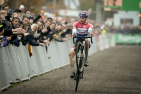 Van der Poel soleert naar vierde zege op rij, opnieuw materiaalpech voor Van Aert