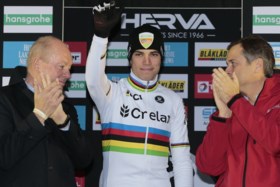Van der Poel soleert naar vierde zege op rij, opnieuw materiaalpech voor Van Aert