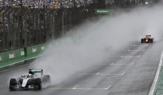 Hamilton wint incidentrijke GP van Brazilië en verlengt titelstrijd