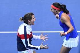 Caroline Garcia brengt Frankrijk op één zege van eindwinst in Fed Cup
