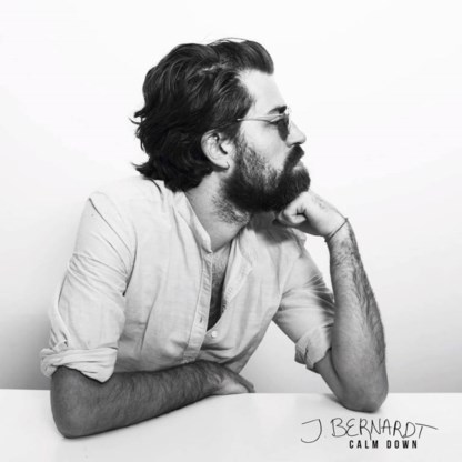 Beluister Calm Down, de eerste single van J. Bernardt, het solo-project van Balthazar-frontman Jinte Deprez