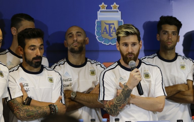 Messi houdt Argentinië met fabelachtige vrije trap op WK-koers (en kondigt prompt persboycot aan)