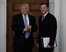 Trump-adviseur toont per ongeluk geheime plannen over migratiebeleid