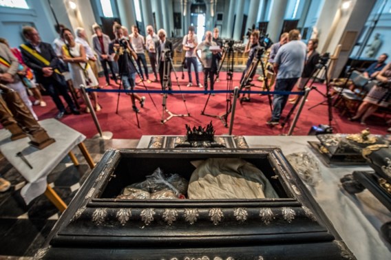<p>De opening van de reliekkisten van de heilige Harlindis en Relindis in Maaseik.<span class="credit">Raymond Lemmens</span></p>